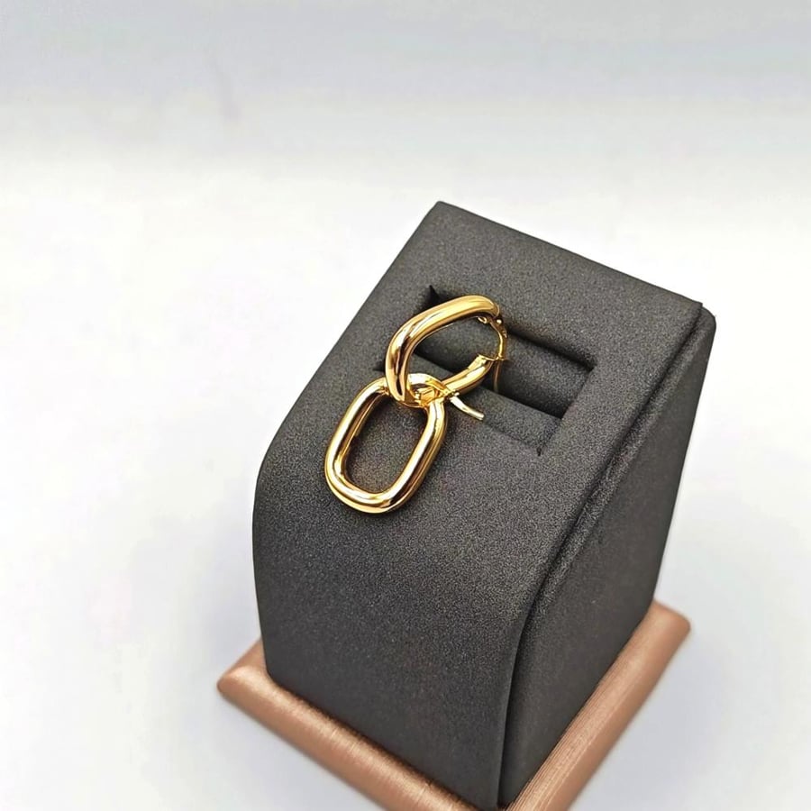 18K Hoop Earrings _ حلق ذهب عيار 18