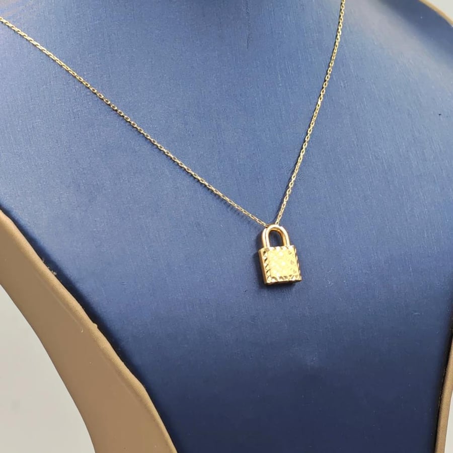 18K Necklace with lock pendant