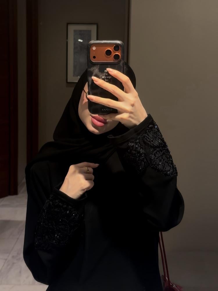 عباية بليزر فاخرة بتصميم  وتطريز دانتيل أسود فاخر - أويا لاين
