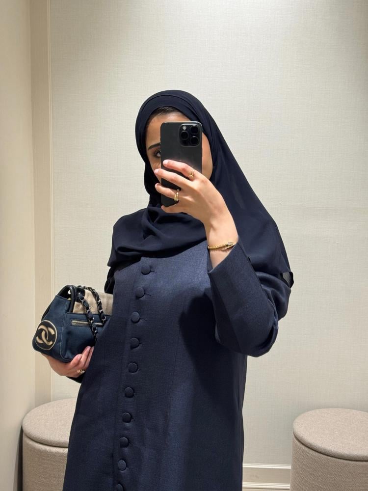 عباية كحلية أنيقة بتفاصيل راقية خيار مثالي لإطلالة يومية وعملية -متجر أوريا لاين