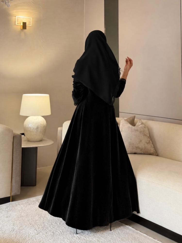 عباية بليزر مخمل مع كلفة دانتيل نص كلوش _أوريا لاين