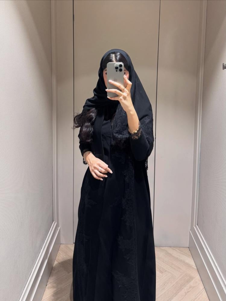 عباية كريب سيراميك + دانتيل قصة كلوش - أوريا لاين
