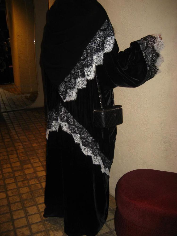 عباية شتوية فاخرة من المخمل الأسود الدانتيل الأبيض