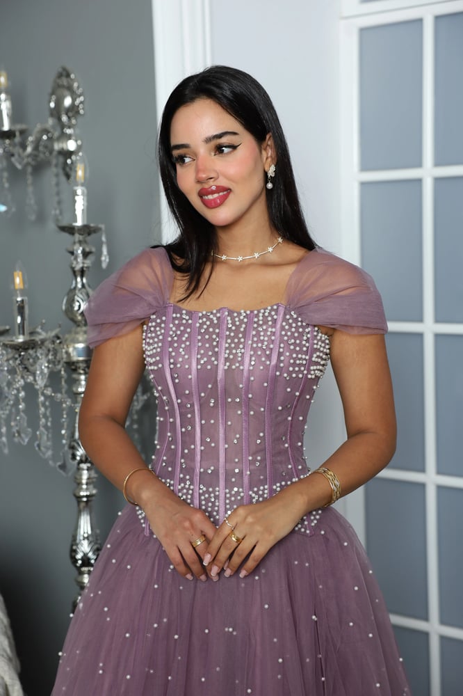 فستان مناسبات موف بكورسيه مرصع وتنورة تول ملكية