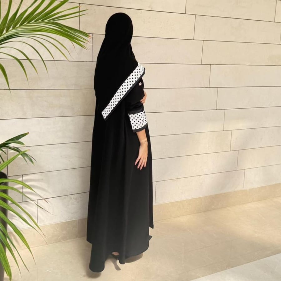 عباية لينا- نوع القماش (سراميك اسود+ تفتة كحلي+ كريب منقط) نص كلوش