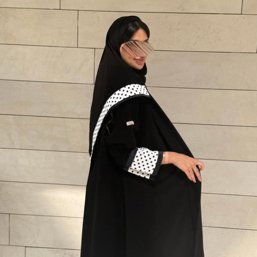 عباية لينا- نوع القماش (سراميك اسود+ تفتة كحلي+ كريب منقط) نص كلوش