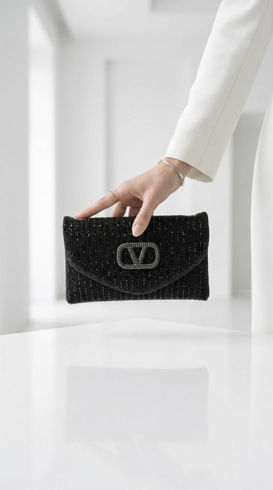 حقيبة "وهج الفخامة" (The Luxury Radiance Clutch)
