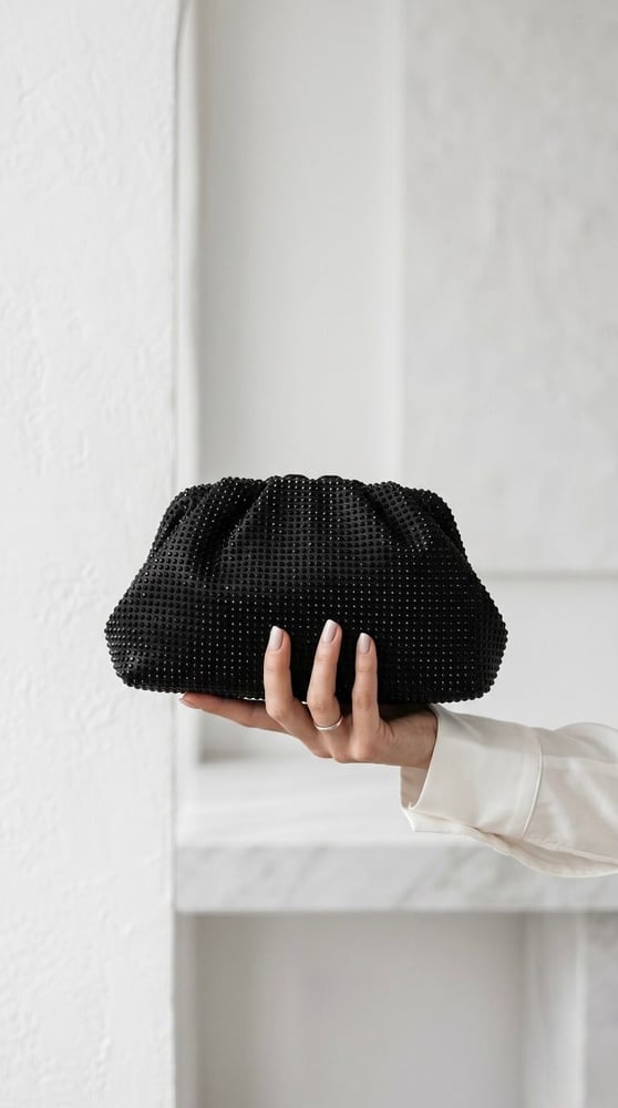 "حقيبة السحابة الذهبية المرصعة" (Golden Cloud Pouch)
