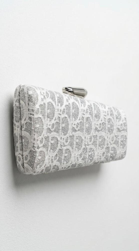 "حقيبة ليالي الألماس" (Diamond Nights Clutch)