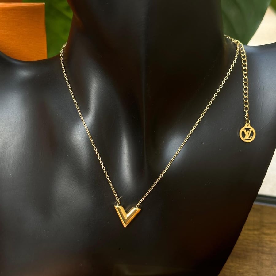 Loui Vuitton gold set with V design