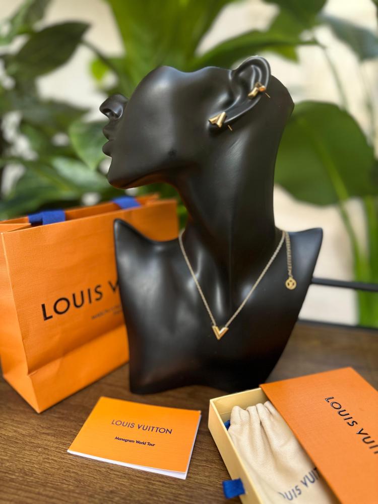 Loui Vuitton gold set with V design