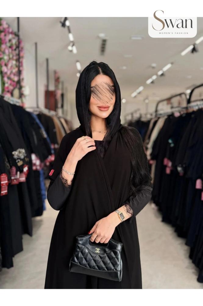 عباية دبل كلوش بقماش كريب ملكي وأكمام دانتيل – أسود