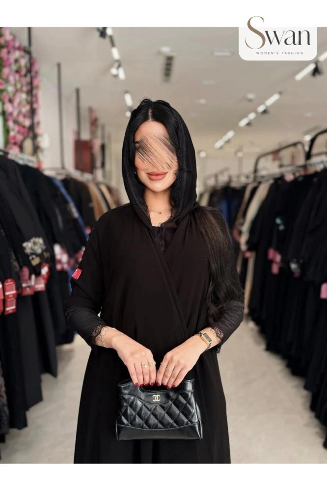 عباية دبل كلوش بقماش كريب ملكي وأكمام دانتيل – أسود