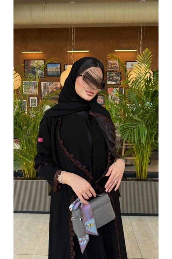 dar laha abaya عباية D70002- بقماش كريب ملكي بكلفة مع ربط مميز من الامام - بني