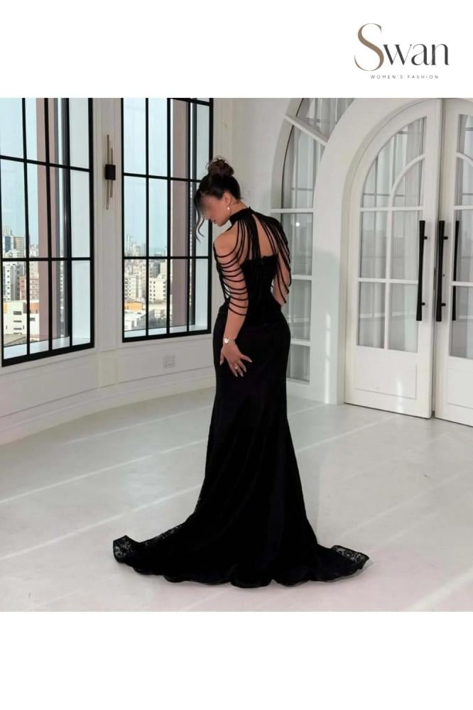 فستان أسود طويل بكورسيه ورقبة عالية