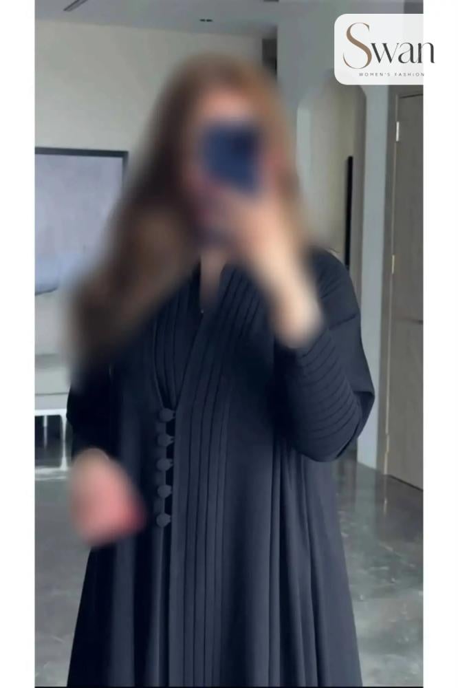 عباية رسمية وانيقة وبتفاصيل كسره من الأمام وعلى الأكمام عمليه ومرتبة نص كلوش
