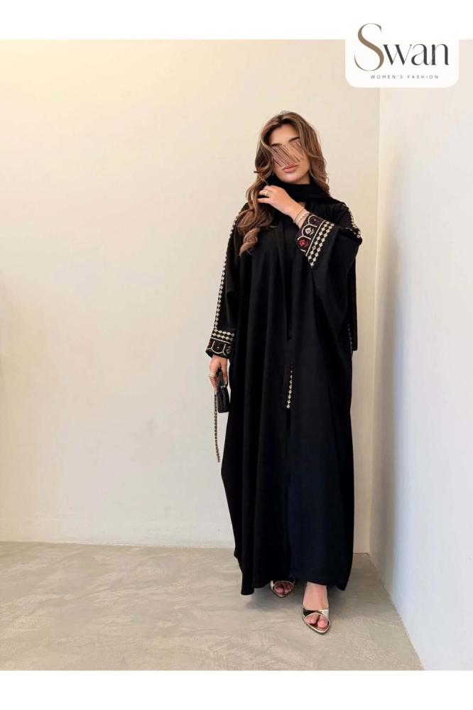 عباية كريب سوداء مطرزة الأكمام مع طرحة بقصة بشت