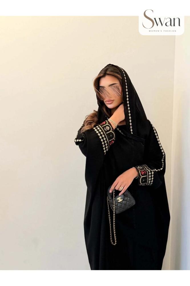 عباية كريب سوداء مطرزة الأكمام مع طرحة بقصة بشت