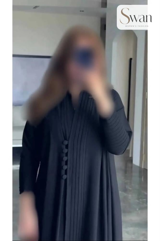 عباية رسمية وانيقة وبتفاصيل كسره من الأمام وعلى الأكمام عمليه ومرتبة نص كلوش