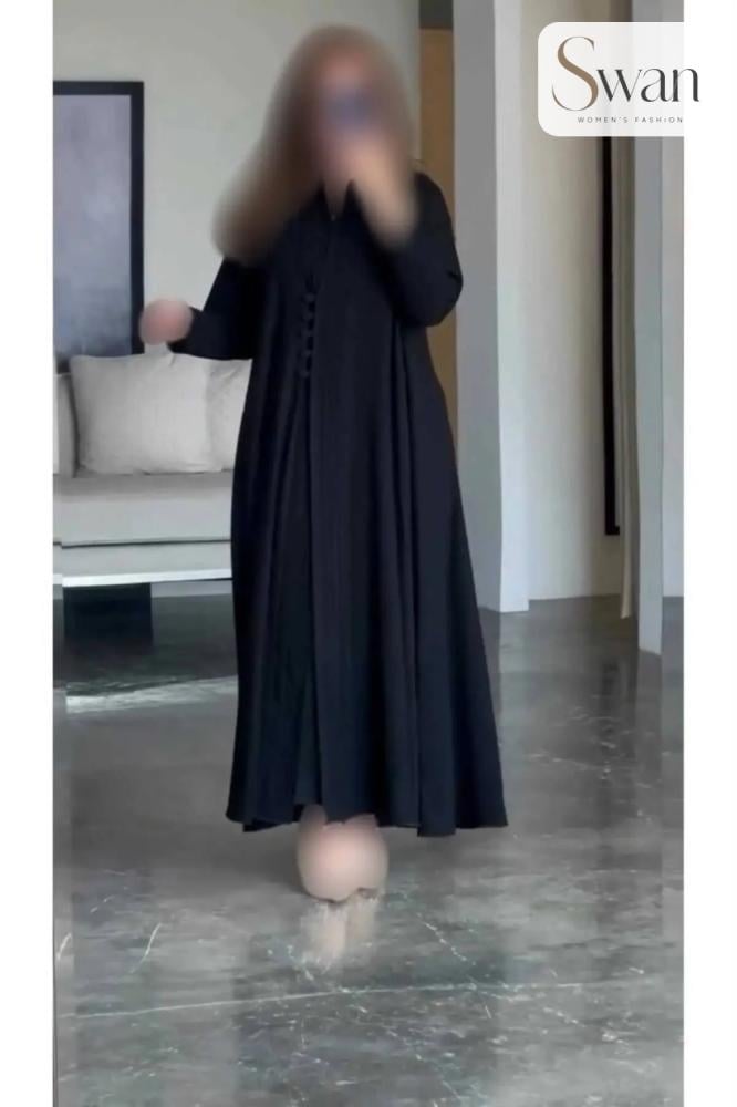 عباية رسمية وانيقة وبتفاصيل كسره من الأمام وعلى الأكمام عمليه ومرتبة نص كلوش
