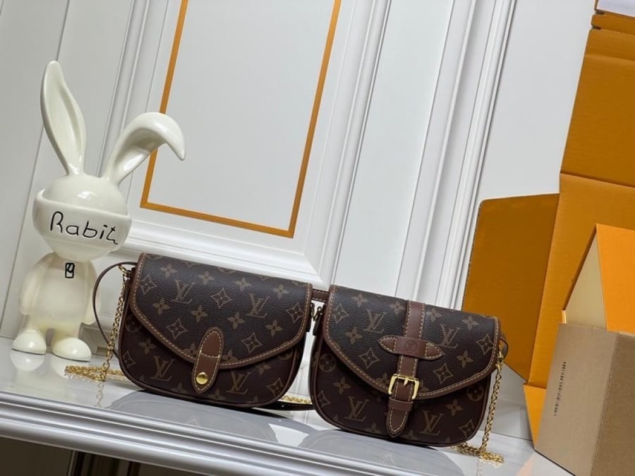 شنطة كتف Louis Vuitton باللون الأحمر اللافت مع تفاصيل بيج تضيف تباينًا أنيقًا إلى التصميم. تأتي بشكل كبير وأنيق مع إغلاق علوي بسحّاب وحزام كتف طويل، وتكتمل بتفاصيل بلون ذهبي. اللون الأحمر يمنحها حضورًا قويًا ويمكن تنسيقه مع الأسود والبيج والألوان المحايدة