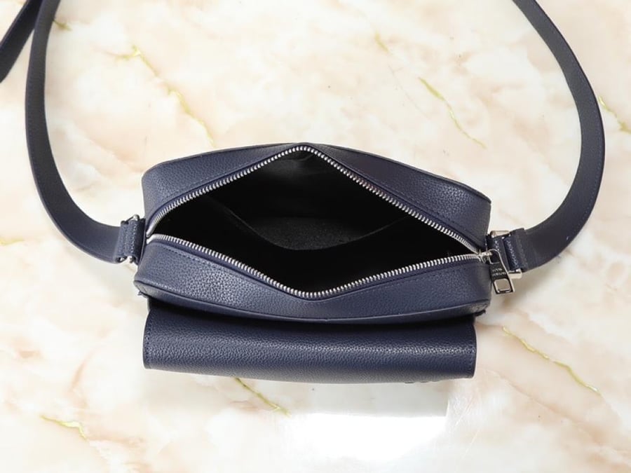 شنطة كروس Louis Vuitton كحلي بتصميم Front Pocket