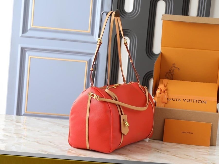 العنوان: شنطة كتف Louis Vuitton Red بتفاصيل Beige