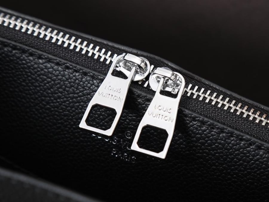 العنوان: شنطة يد Louis Vuitton Black Monogram بسلسلة فضية