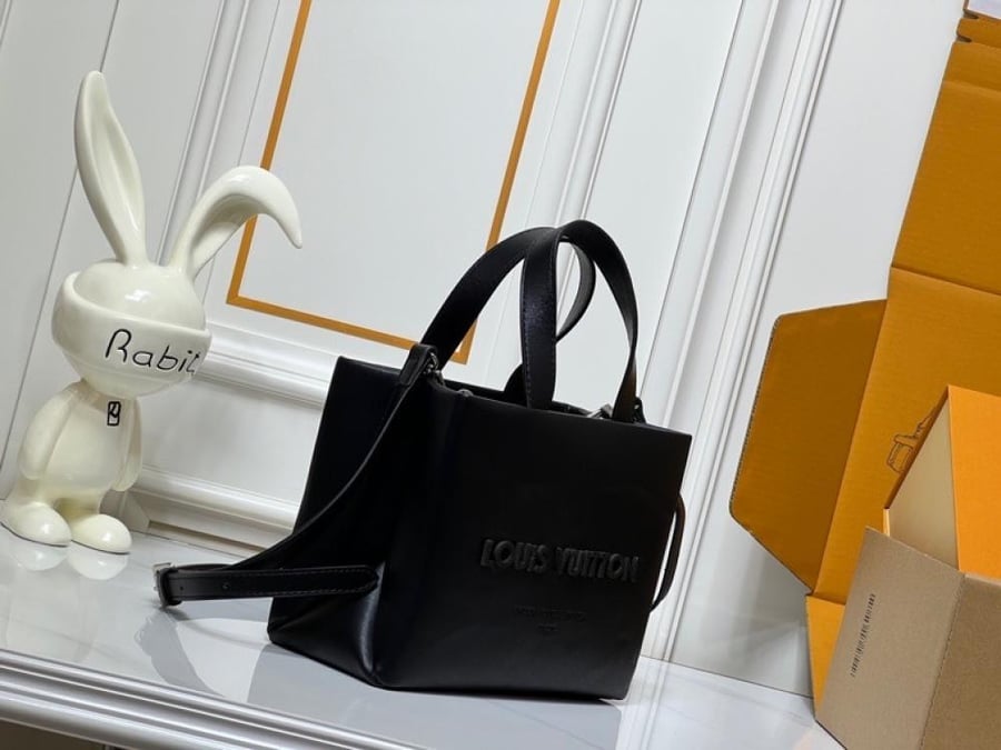 العنوان: شنطة يد Louis Vuitton Grey Black Checkered Tote Bag