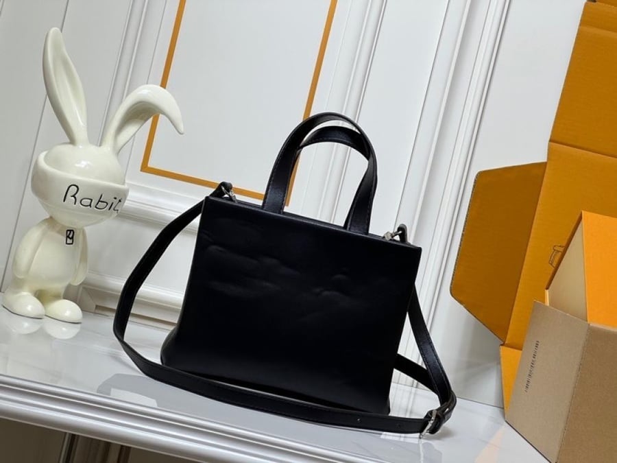 العنوان: شنطة يد Louis Vuitton Grey Black Checkered Tote Bag