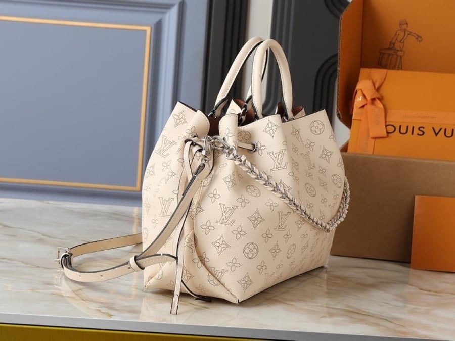 العنوان: شنطة يد Louis Vuitton Beige Monogram بتصميم أنيق