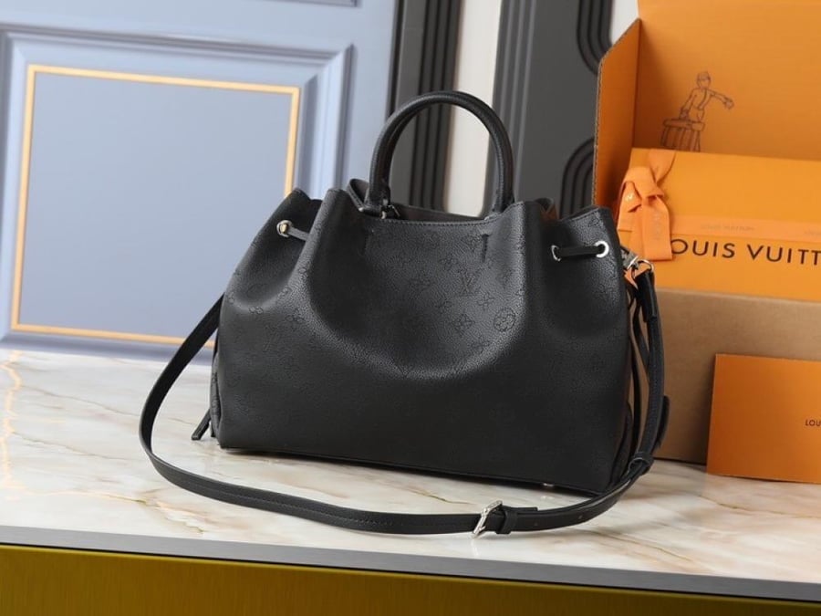 العنوان: شنطة يد Louis Vuitton Black Monogram بسلسلة فضية