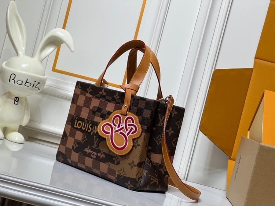 العنوان: شنطة يد Louis Vuitton Multicolor Checkered Tote Bag