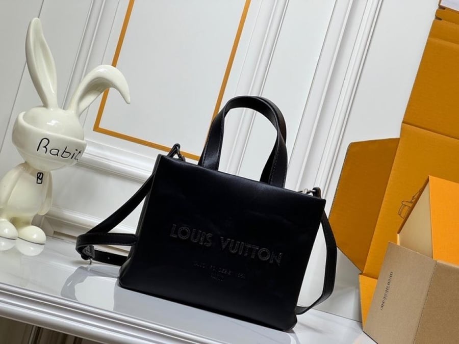 العنوان: شنطة يد Louis Vuitton Grey Black Checkered Tote Bag