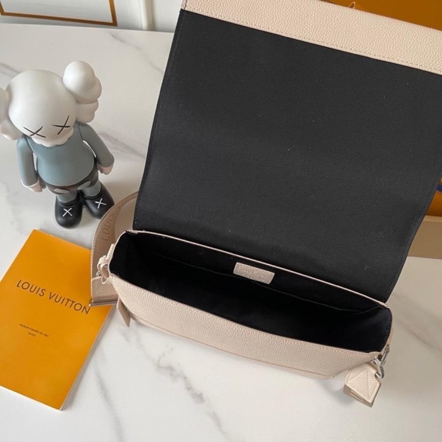 العنوان: شنطة كروس Louis Vuitton Black بتصميم Minimal