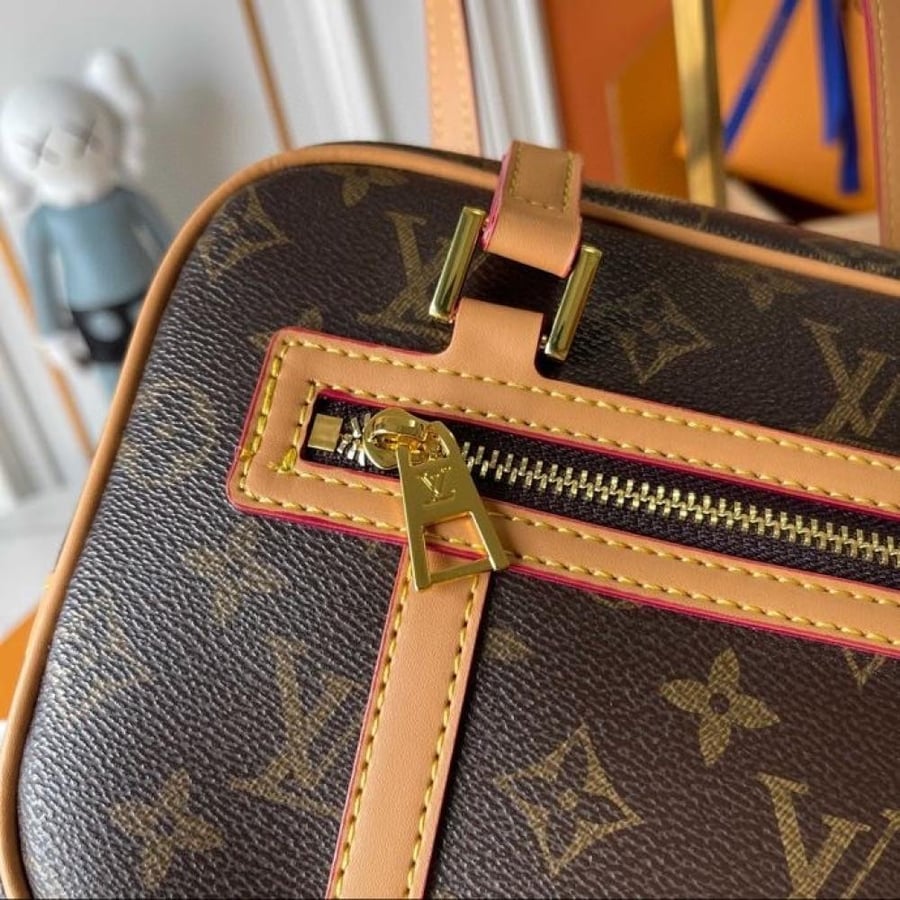 العنوان: شنطة كتف Louis Vuitton Brown Monogram بجيب أمامي بسحّاب