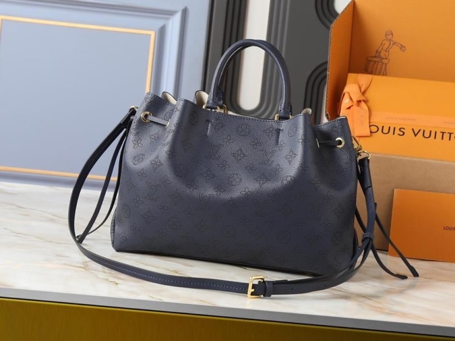 العنوان: شنطة يد Louis Vuitton Grey Monogram بسلسلة أمامية
