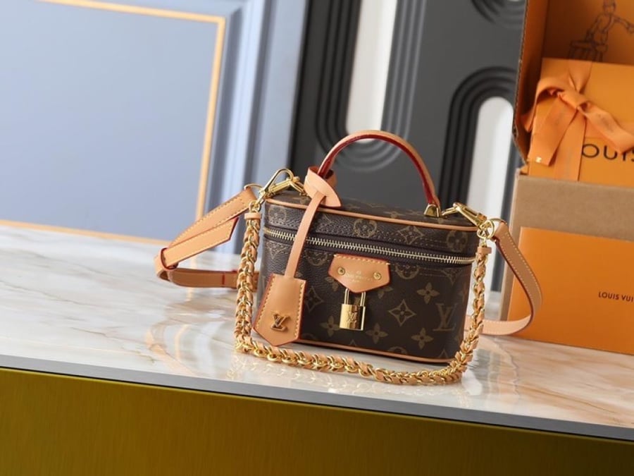 العنوان: شنطة كروس Louis Vuitton Brown Monogram بسلسلة ذهبية