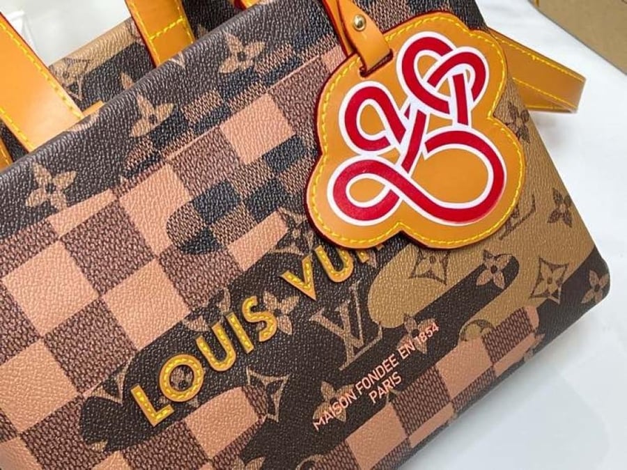 العنوان: شنطة يد Louis Vuitton Multicolor Checkered Tote Bag
