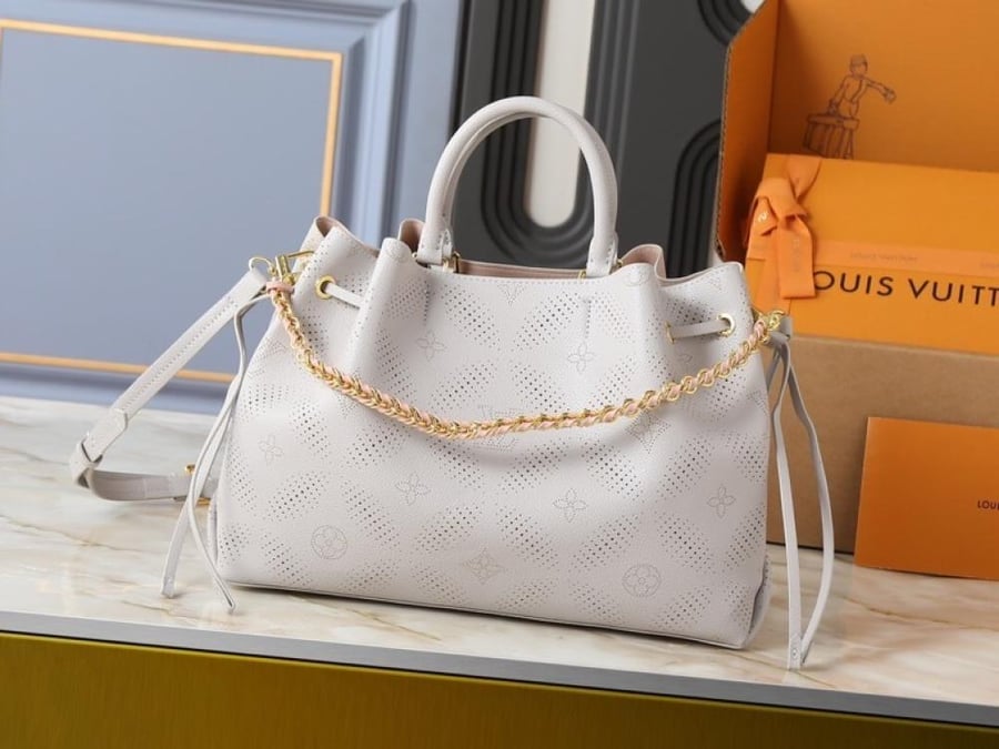 العنوان: شنطة يد Louis Vuitton White Monogram بتفاصيل أنيقة