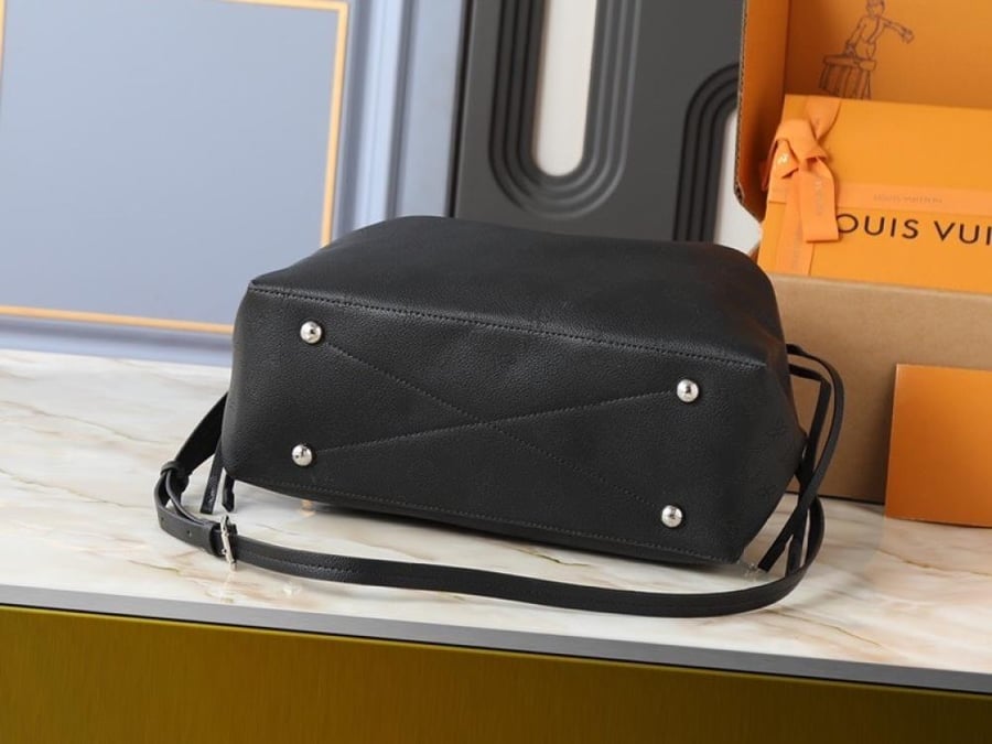 العنوان: شنطة يد Louis Vuitton Black Monogram بسلسلة فضية