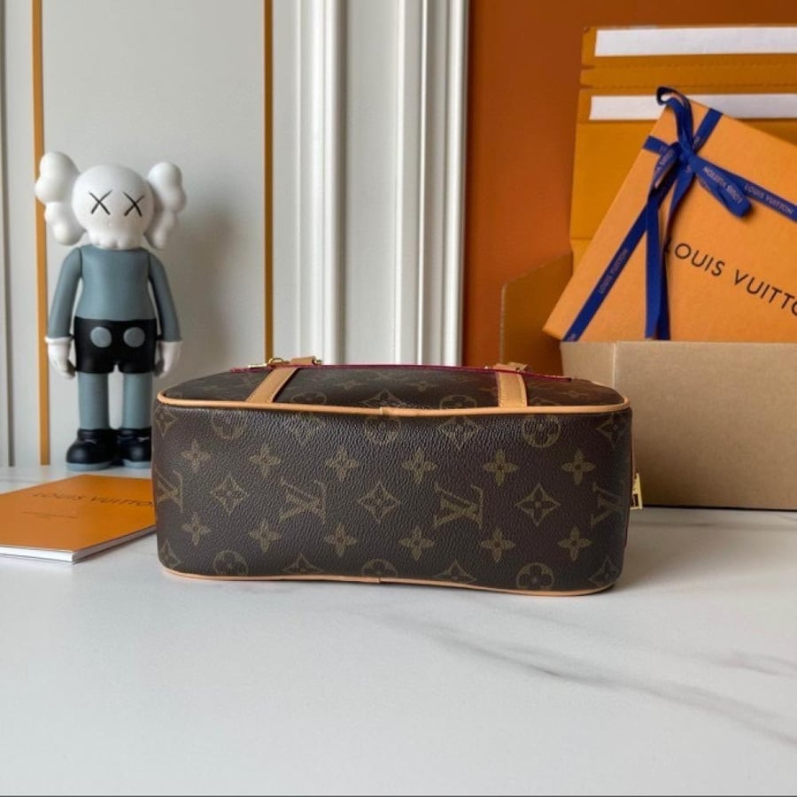 العنوان: شنطة كتف Louis Vuitton Brown Monogram بجيب أمامي بسحّاب