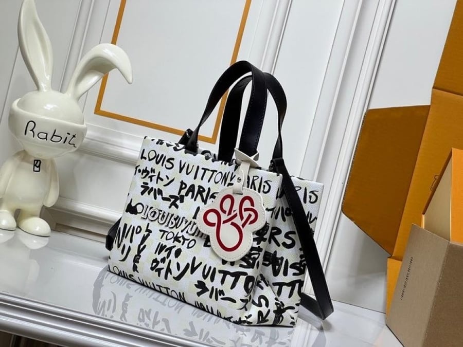 العنوان: شنطة يد Louis Vuitton Brown Monogram Tote Bag