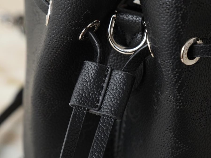 العنوان: شنطة يد Louis Vuitton Black Monogram بسلسلة فضية