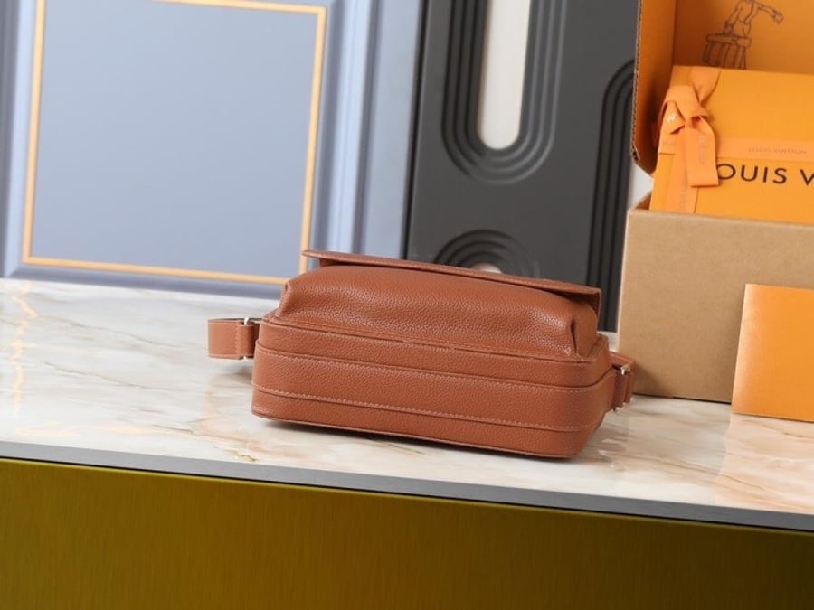 شنطة كروس Louis Vuitton بنية بتصميم Front Pocket