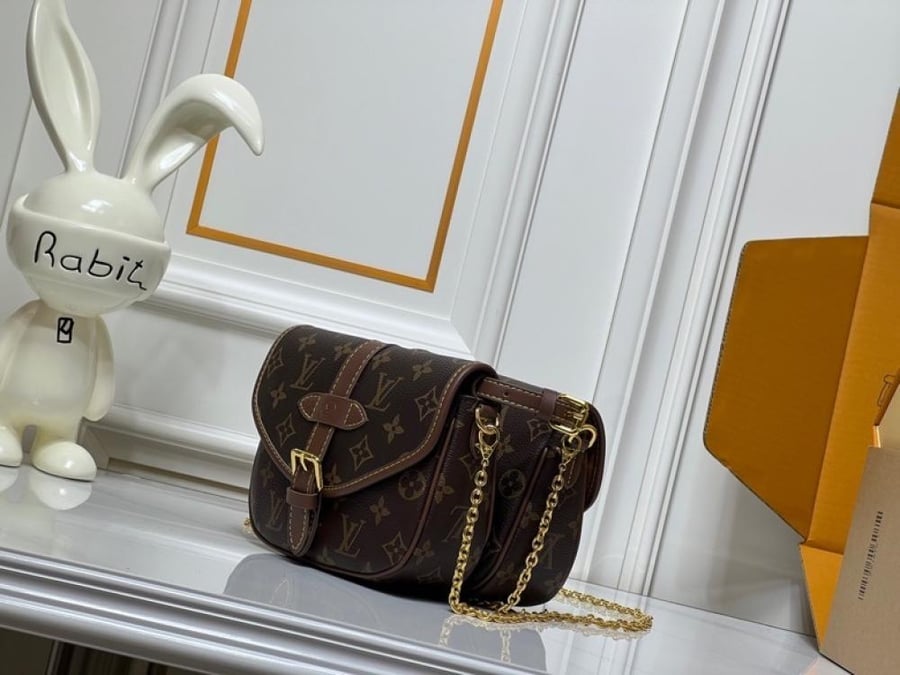شنطة كتف Louis Vuitton باللون الأحمر اللافت مع تفاصيل بيج تضيف تباينًا أنيقًا إلى التصميم. تأتي بشكل كبير وأنيق مع إغلاق علوي بسحّاب وحزام كتف طويل، وتكتمل بتفاصيل بلون ذهبي. اللون الأحمر يمنحها حضورًا قويًا ويمكن تنسيقه مع الأسود والبيج والألوان المحايدة