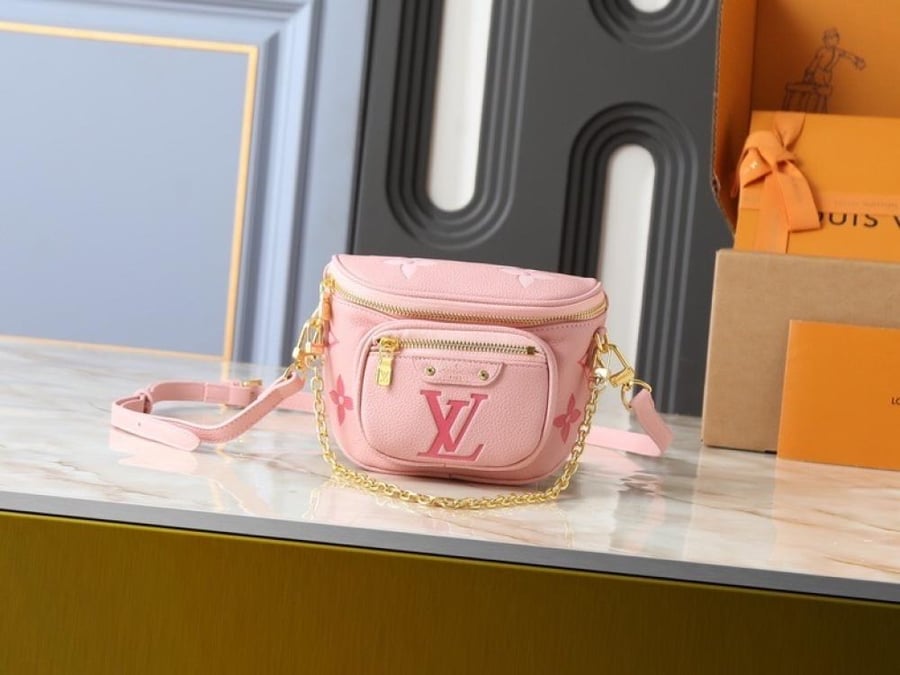 العنوان: شنطة كروس Louis Vuitton Pink Monogram بسلسلة ذهبية