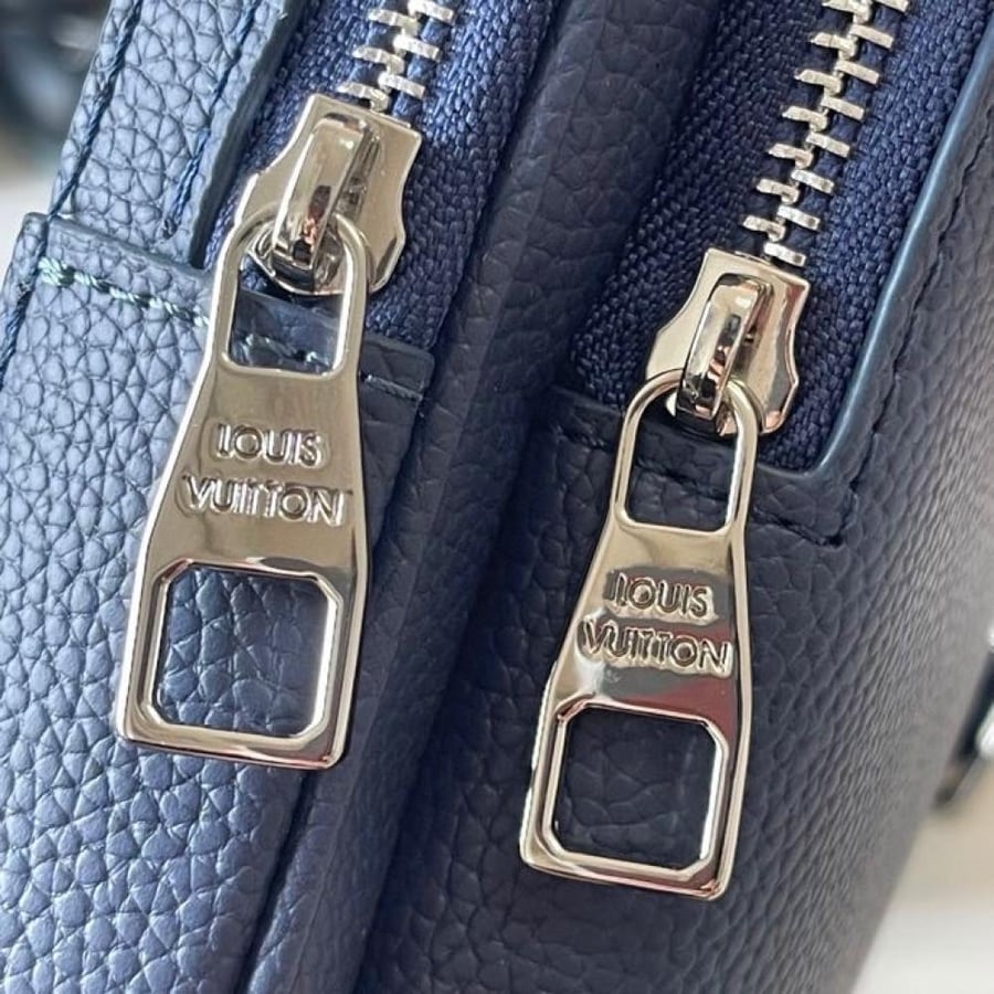 العنوان: شنطة كروس Louis Vuitton Navy Sling Bag بجيب أمامي