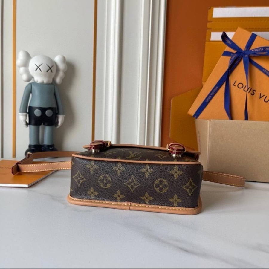 شنطة كروس Louis Vuitton Monogram بنية بإبزيمين أماميين