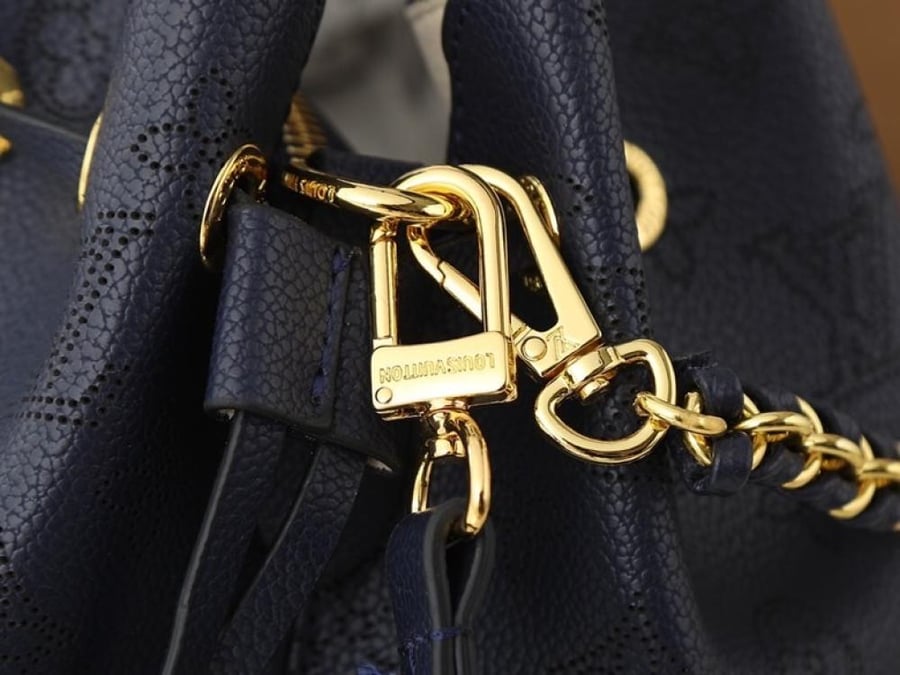 شنطة يد Louis Vuitton باللون الأسود مع نقشة Monogram بارزة بشكل هادئ على التصميم. تتميز بمقبضين علويين وسلسلة أمامية بلون فضي، بالإضافة إلى حزام كتف طويل وتفاصيل جانبية. يجمع اللون الأسود مع اللمسات المعدنية بين الطابع الكلاسيكي والمظهر العصري.